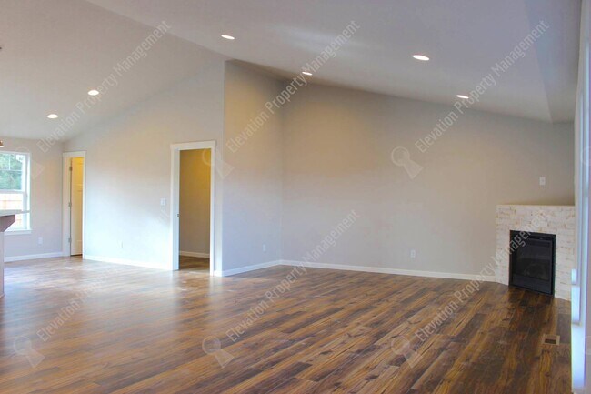 Building Photo - Newer single-level 3 BR home in NW Redmond with fenced backyard and RV parking