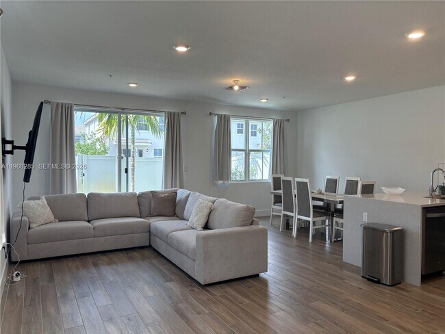 Building Photo - 146 SW 170th Ave