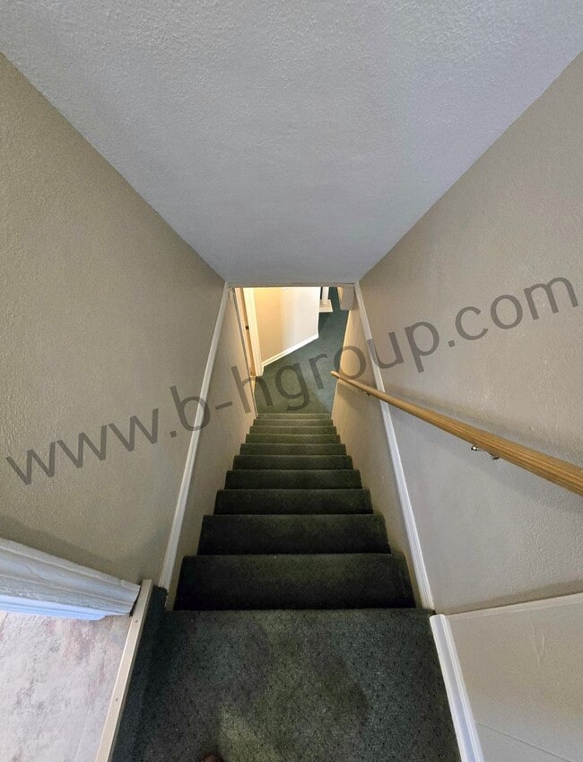 Building Photo - Great Location!