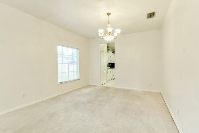 Building Photo - Beautiful Lake front home in West Kissimmee