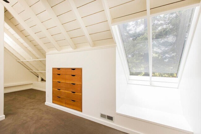 Building Photo - Balcony & Gas Fireplace: Sunny Apartment i...
