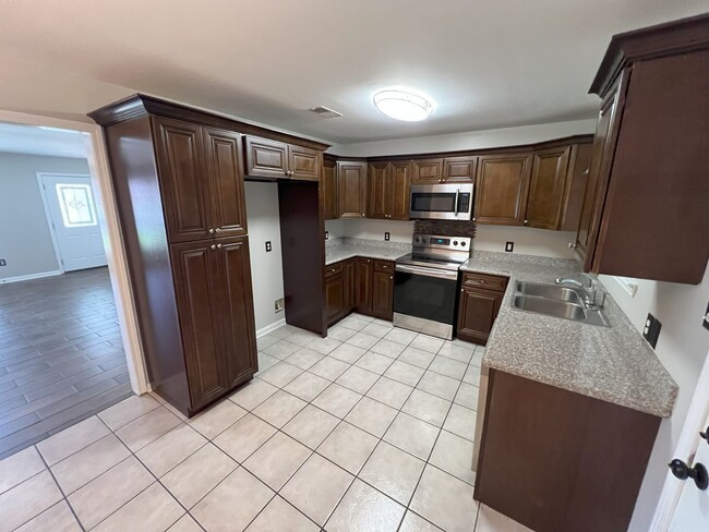 Building Photo - Charming updated 3 bedroom, 2 bath home in...