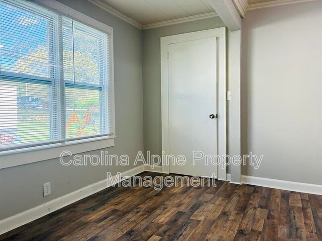 Building Photo - 410 Carolina Ave