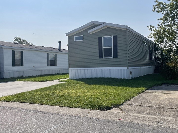 Building Photo - 15386 Danseur Dr