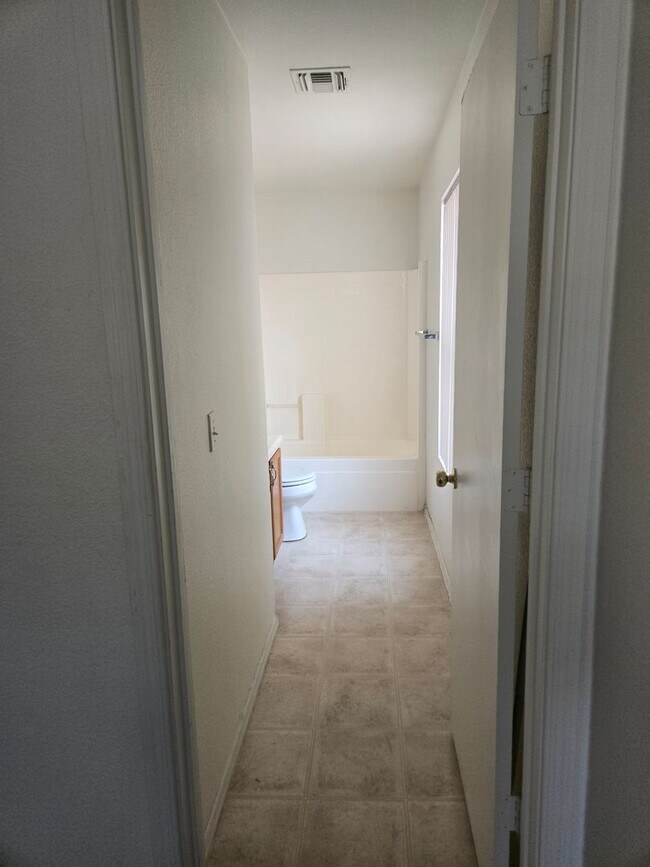 Building Photo - 3 bed, 2 bath in Surprise