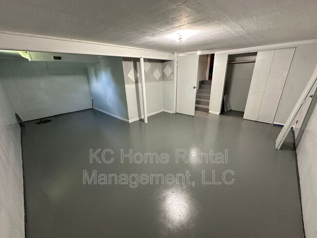 Building Photo - 7219 Ridge Ave
