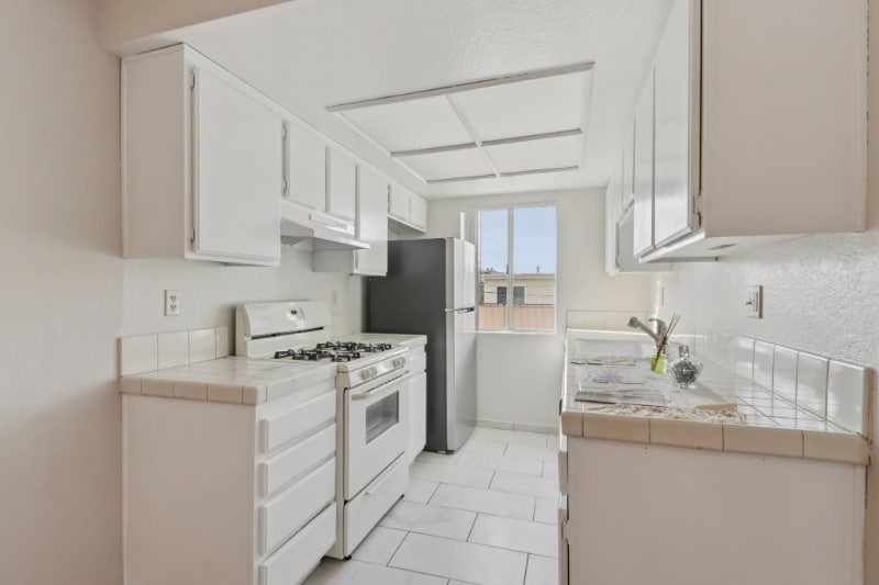 Building Photo - 700 E Cedar Ave