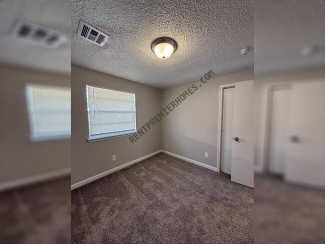 Building Photo - 1425 Marydale Ave