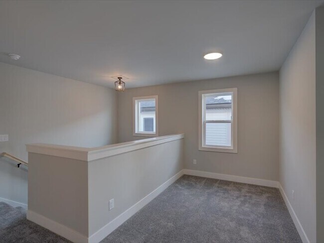 Building Photo - 4880 Romaine Rd