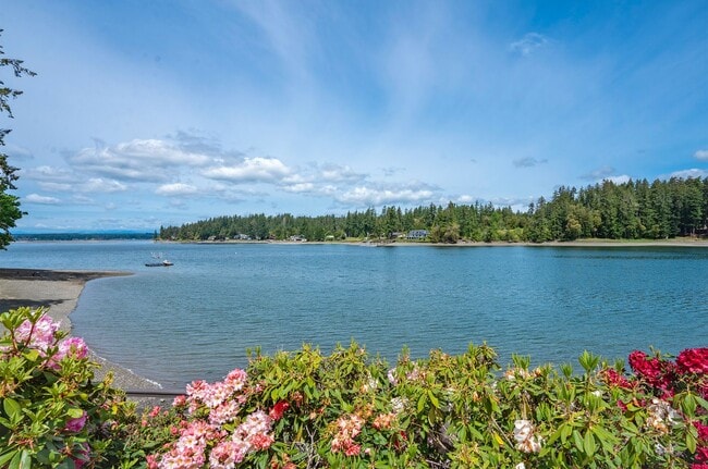 Building Photo - 3-Bed Waterfront Home in Vaughn