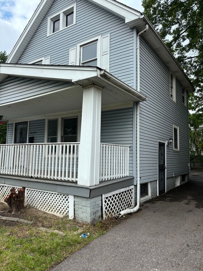 Building Photo - Section 8 Accepted, Cozy 3BR 1BA Home