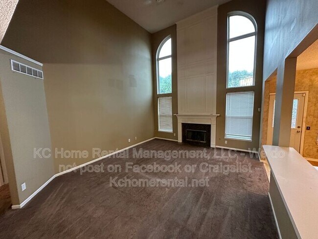 Building Photo - 9305 N Charlotte Ct