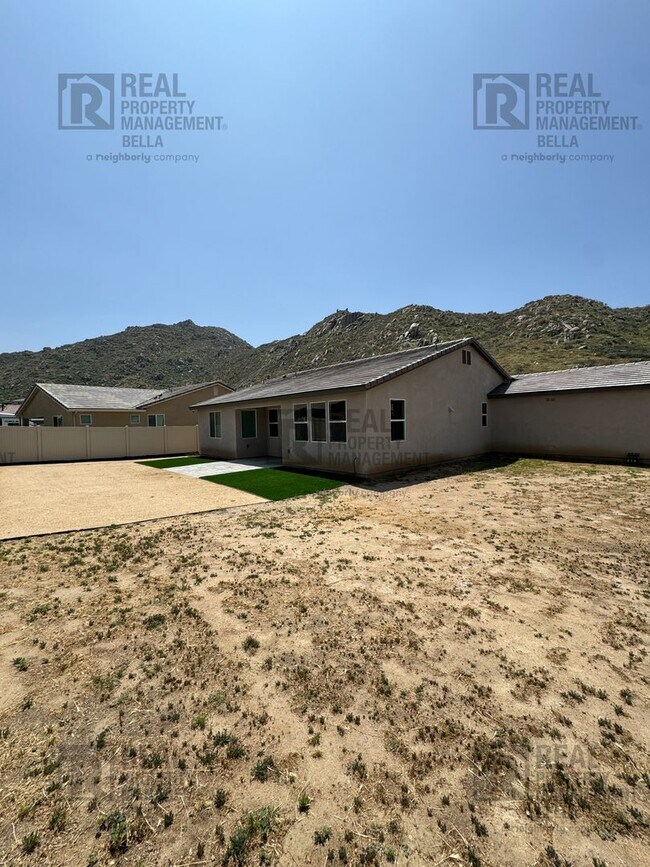 Building Photo - Single-Story Comfort & Style in Prime Heme...