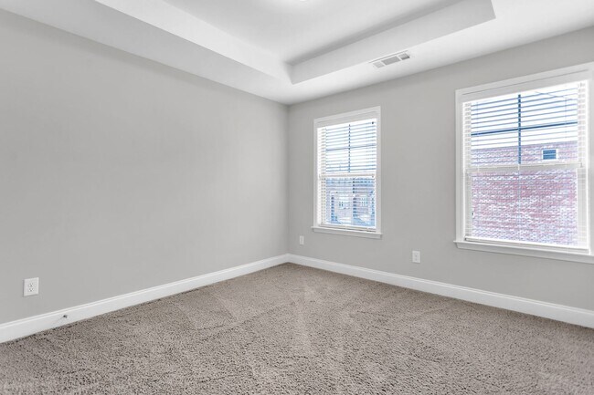 Building Photo - Stunning Executive Townhome in Gated Brook...