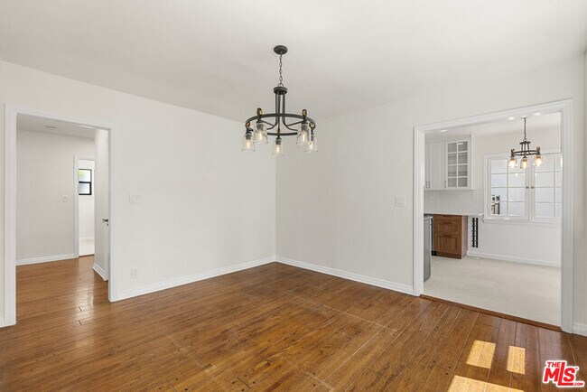 Building Photo - 1122 S La Peer Dr