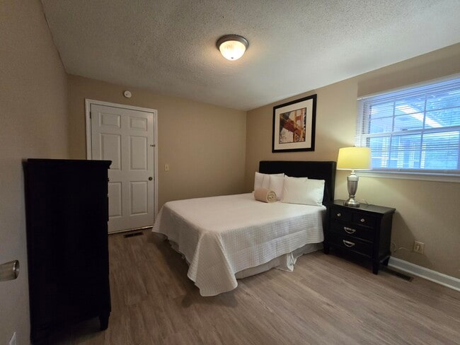 Building Photo - 1565 Jefferson Rd