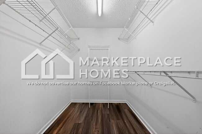 Building Photo - 1700 Crabtree Cir