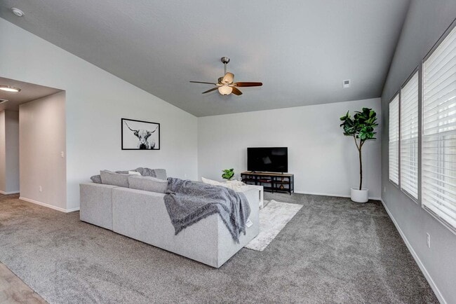 Building Photo - 4 bed 2 bath home for rent