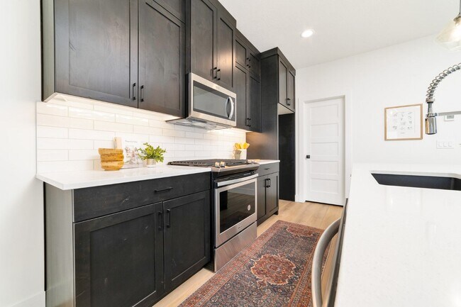 Building Photo - Low Maintenance Meridian Townhome!