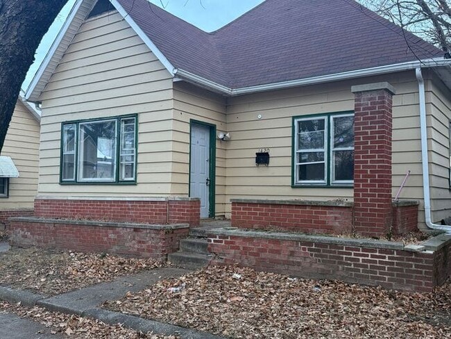 Building Photo - Large 3 Bedroom House - Pets Welcome!!