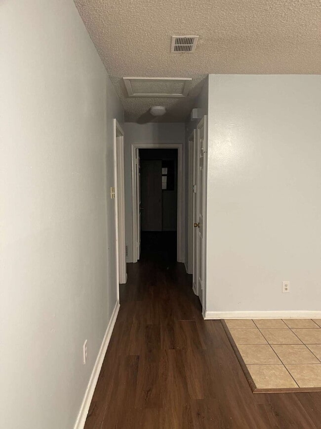 Building Photo - "MOVE IN SPECIAL $575 DEPOSIT AND HALF OFF FIRST MONTHS RENT! Cozy Living Awaits at 3012 Meador!"