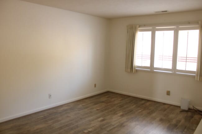 Building Photo - 140 Bent Tree Dr