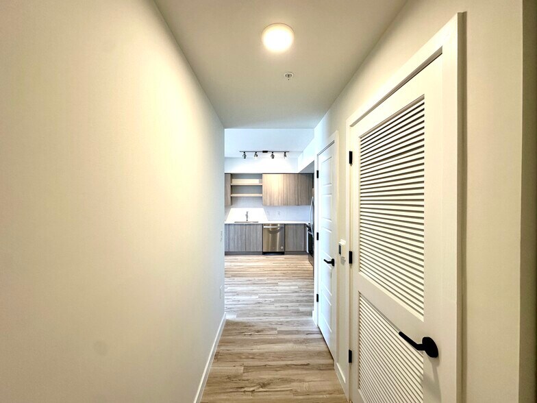 Building Photo - 512 SW 4th Ave