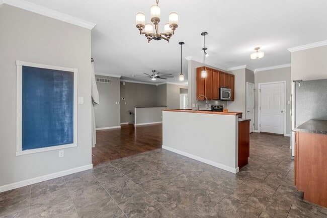 Building Photo - Beautiful 3-Bed, 3-Bath Home in Excellent ...