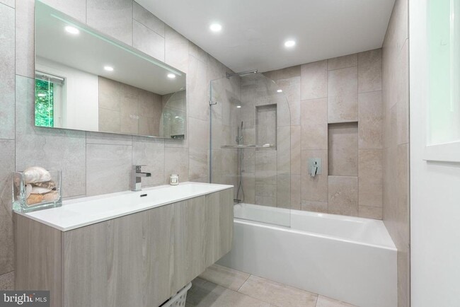 Building Photo - 3122 Brooklawn Terrace