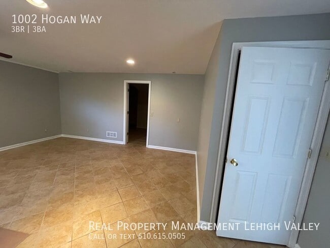 Building Photo - 1002 Hogan Way