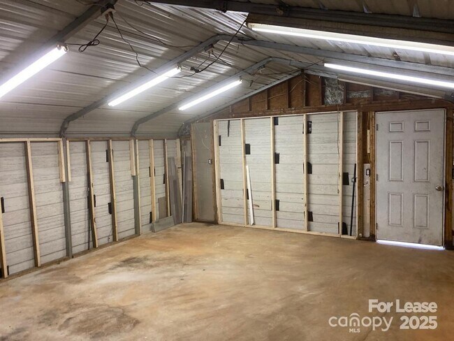 Building Photo - 1030 McKay Rd