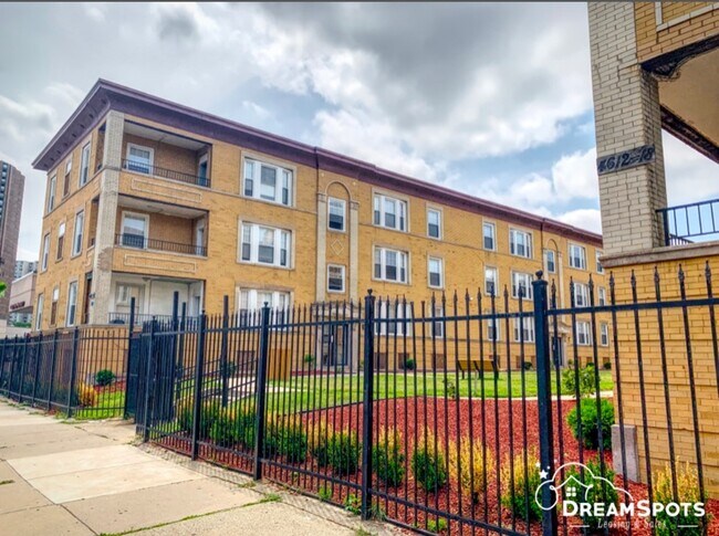 Primary Photo - 4624 S Lake Park Ave