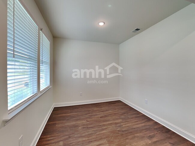 Building Photo - 129 Pecan Dr