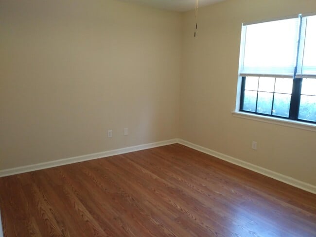 Building Photo - 1602 Carolwood Ct