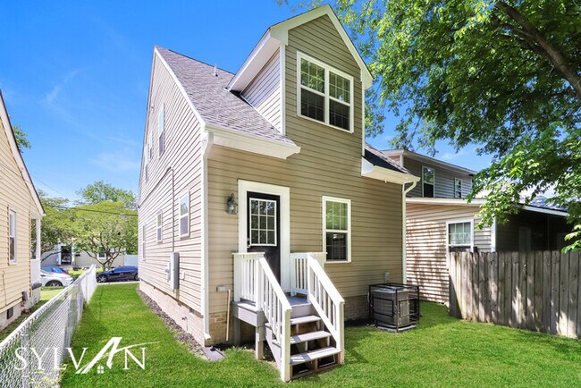 Building Photo - The living is easy in this 3 bedroom, 1.5 ...