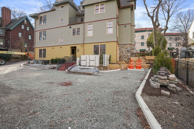 Building Photo - 165 Winthrop Rd