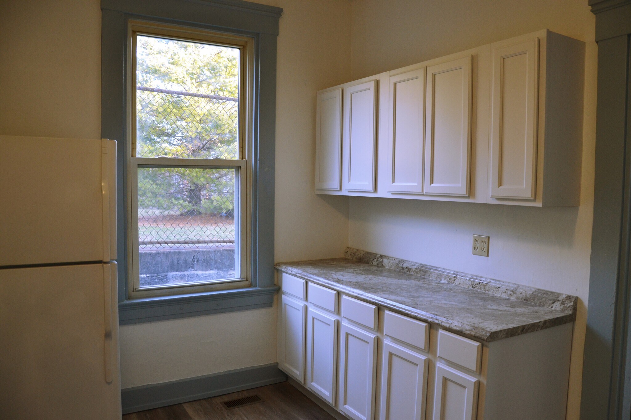 Building Photo - 522 W McMicken Ave