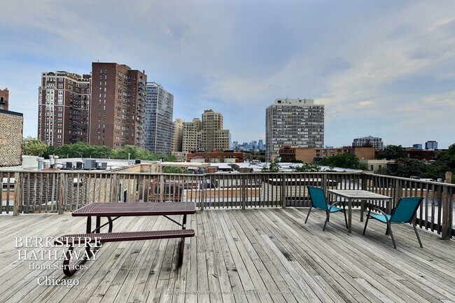 Building Photo - 455 W Saint James Place