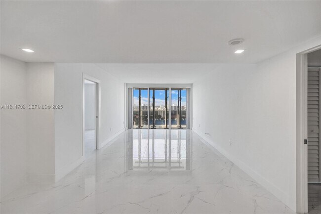 Building Photo - 3625 N Country Club Dr