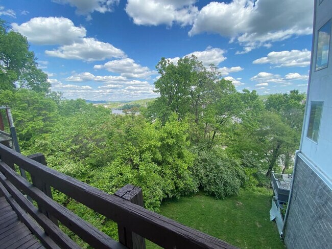 Building Photo - 1245 Martin Dr