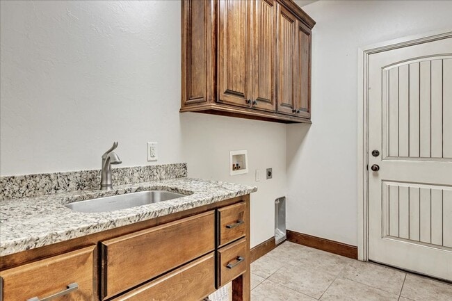Building Photo - Gorgeous Executive Home - Open Plan - Stor...
