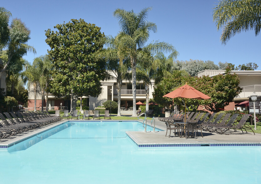 Pool and sundeck - eaves West Valley