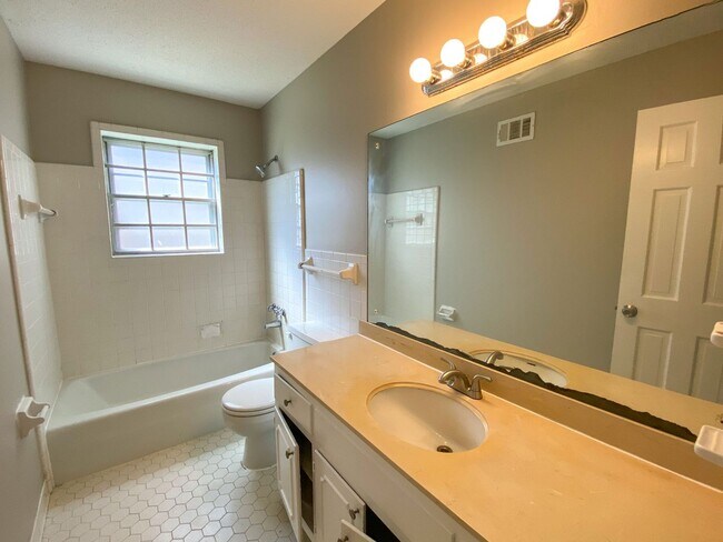 Building Photo - 3 bed, 2 bath home with access to 79 and 40.