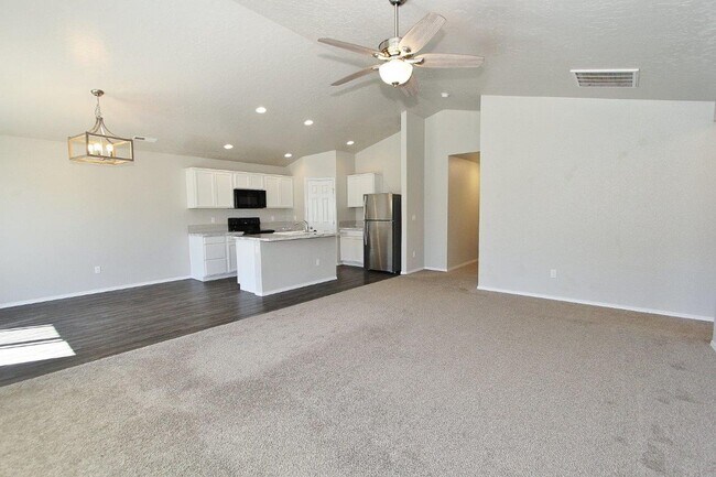 Building Photo - Immaculate Single-Level Home in Quiet Neighborhood