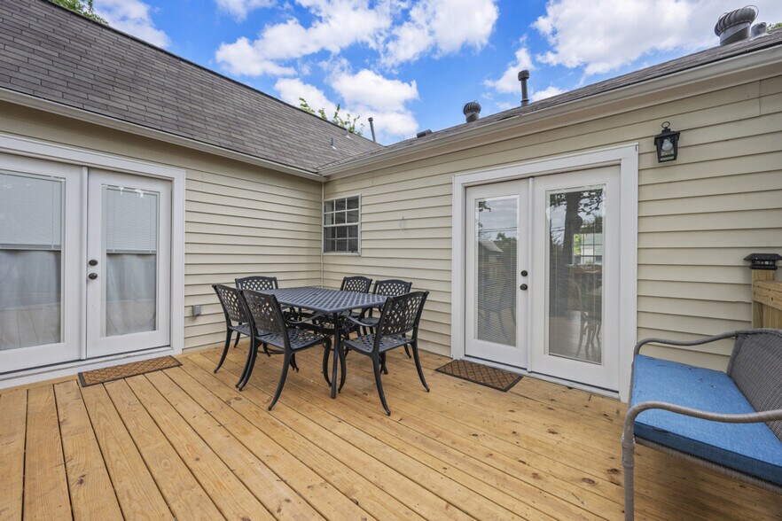Building Photo - 728 Meadow Ln