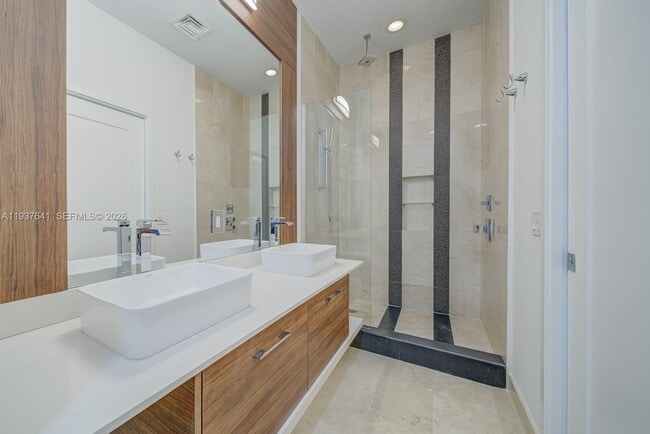 Building Photo - 601 NE 27th St