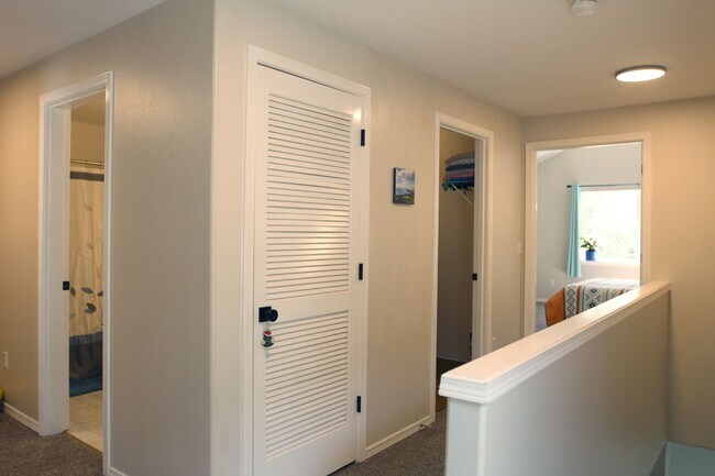 Building Photo - Updated Craftsman on Corner Lot in Aloha~ ...