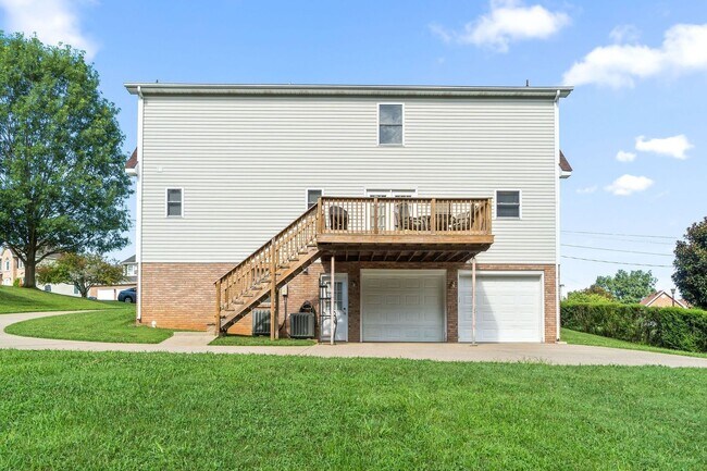 Building Photo - Pet Friendly in Rossview!