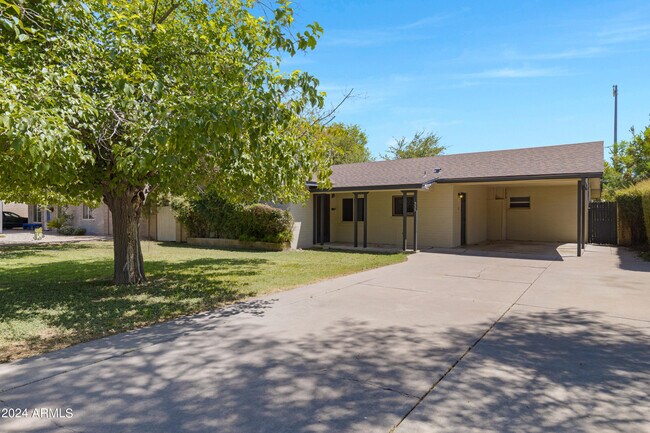 Building Photo - 335 E Solana Dr