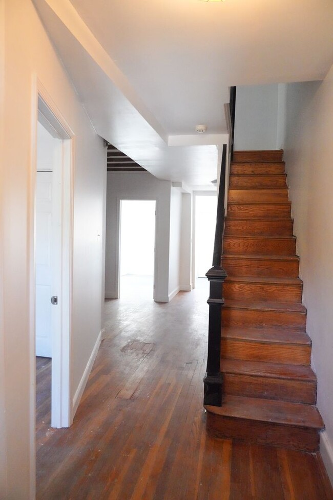 Building Photo - Fabulous 5BR/2BA row house with basement